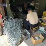 安定缶　組立作業　会長の背中