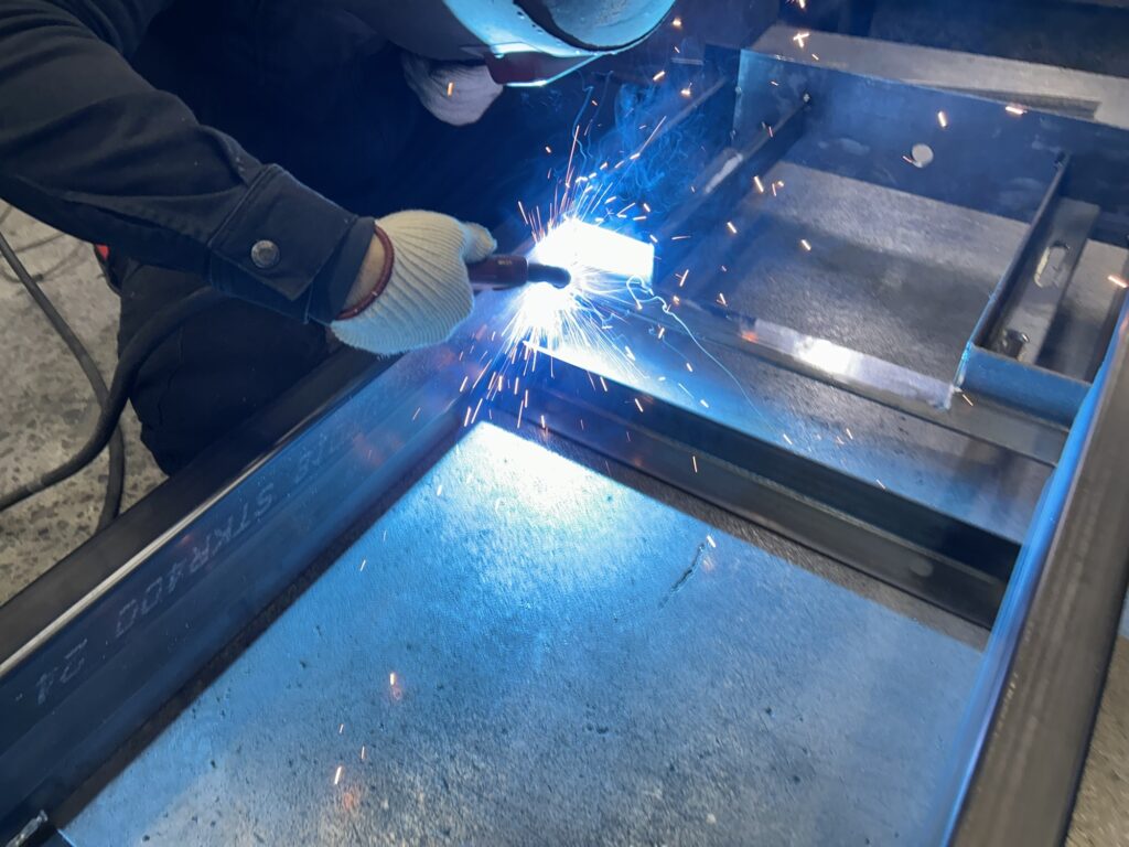 半自動溶接で製缶作業をしている様子