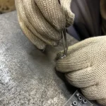 超硬を部材にセットしていく様子