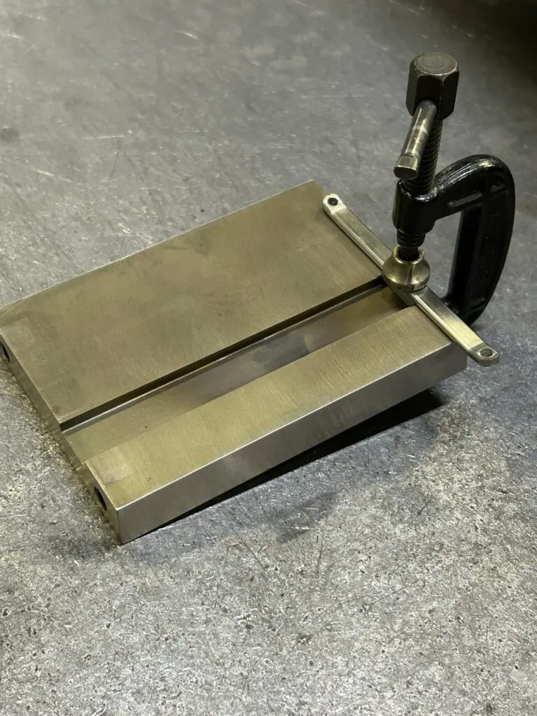 SKD材の溶接個所を万力で押えている写真