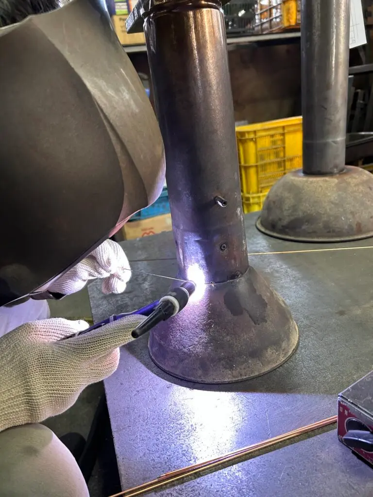 薄い板を従業員が溶接