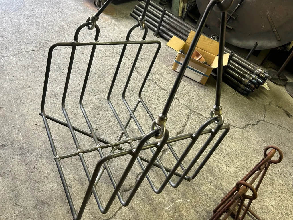 オーダーメイドで制作したメッキ用治具。鉄の棒を曲げて溶接しています