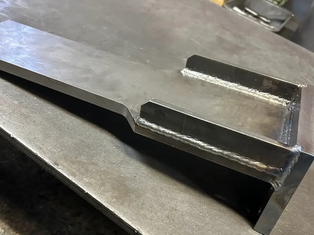 一点で製缶、溶接して製作したブラケット