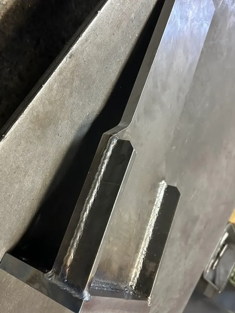 一点で製缶、溶接して製作したブラケット