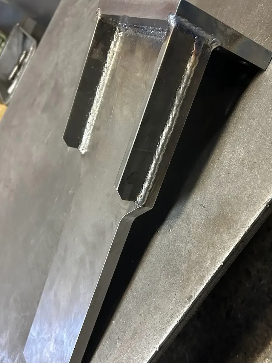 一点で製缶、溶接して製作したブラケット