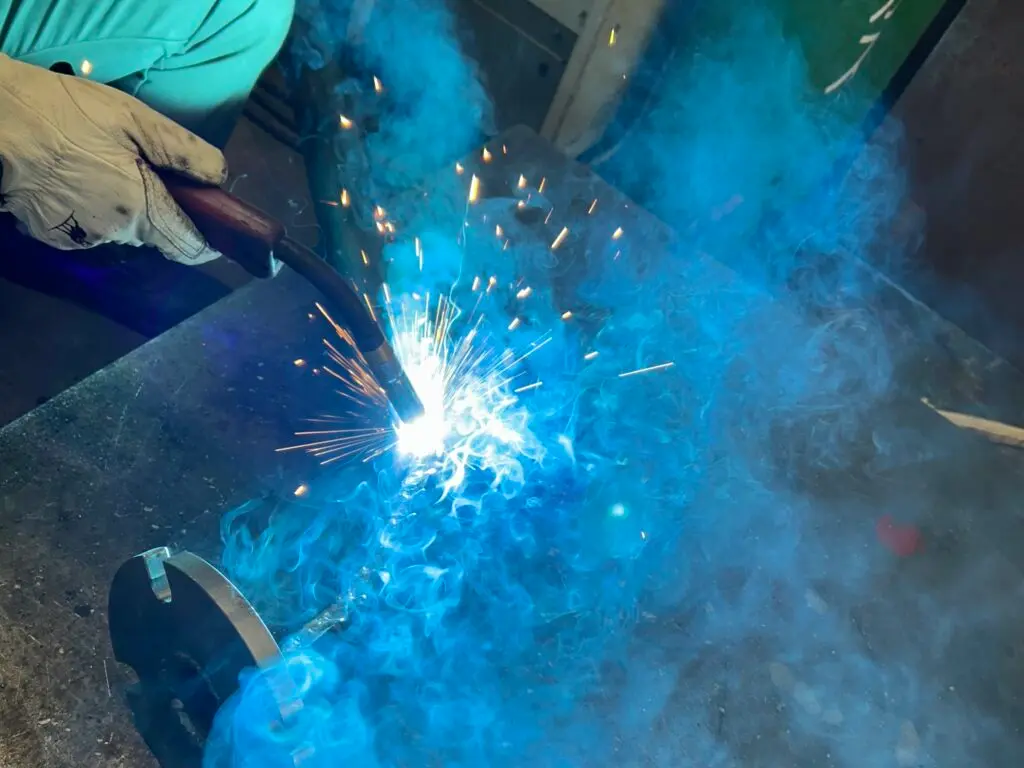 半自動溶接で溶接加工している画像