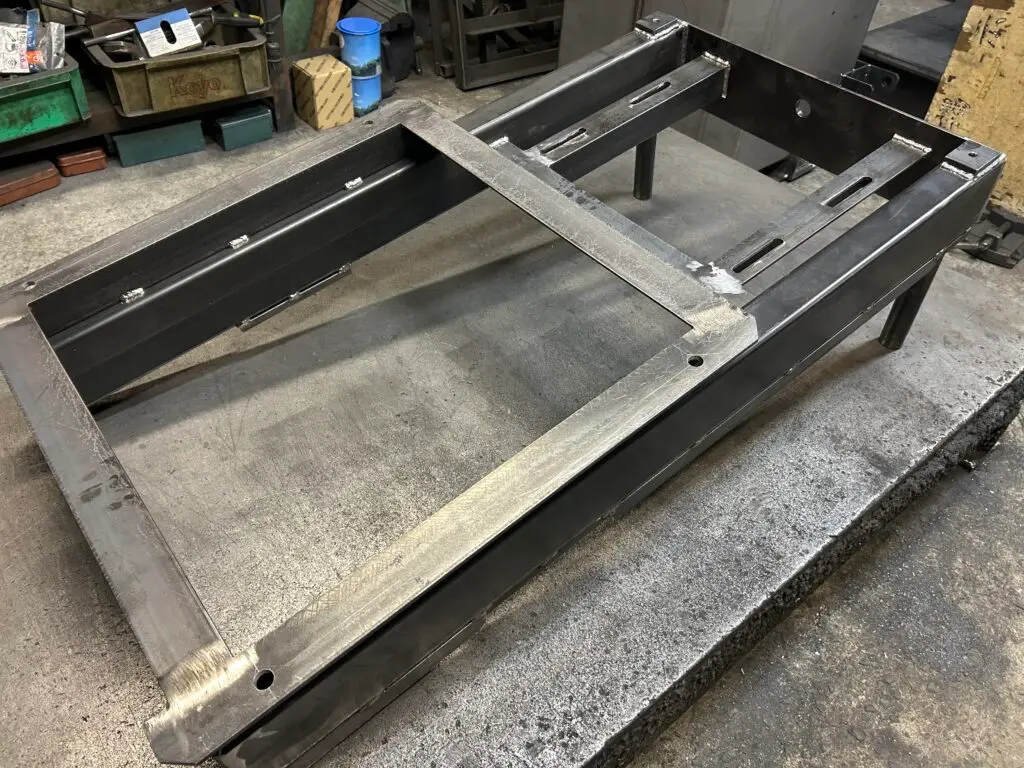 製缶、溶接加工したフレーム