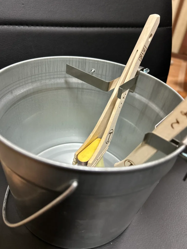 刷毛をどこにでも置ける刷毛キャッチ アイデア商品