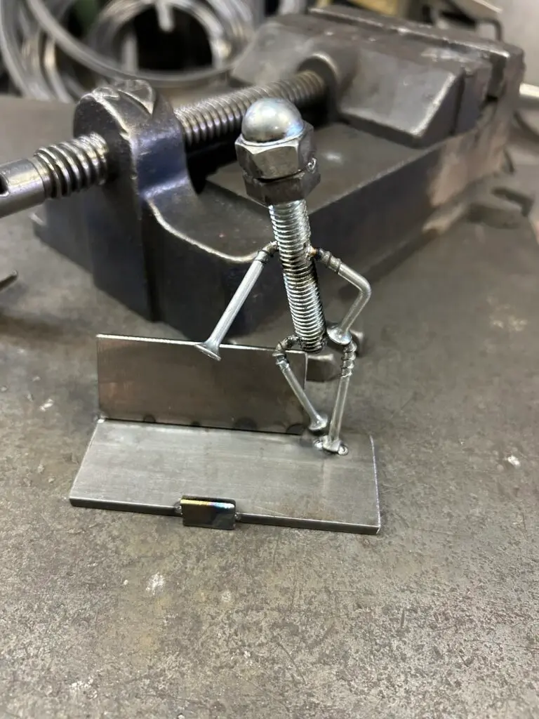 ボルトを溶接して製作した人形