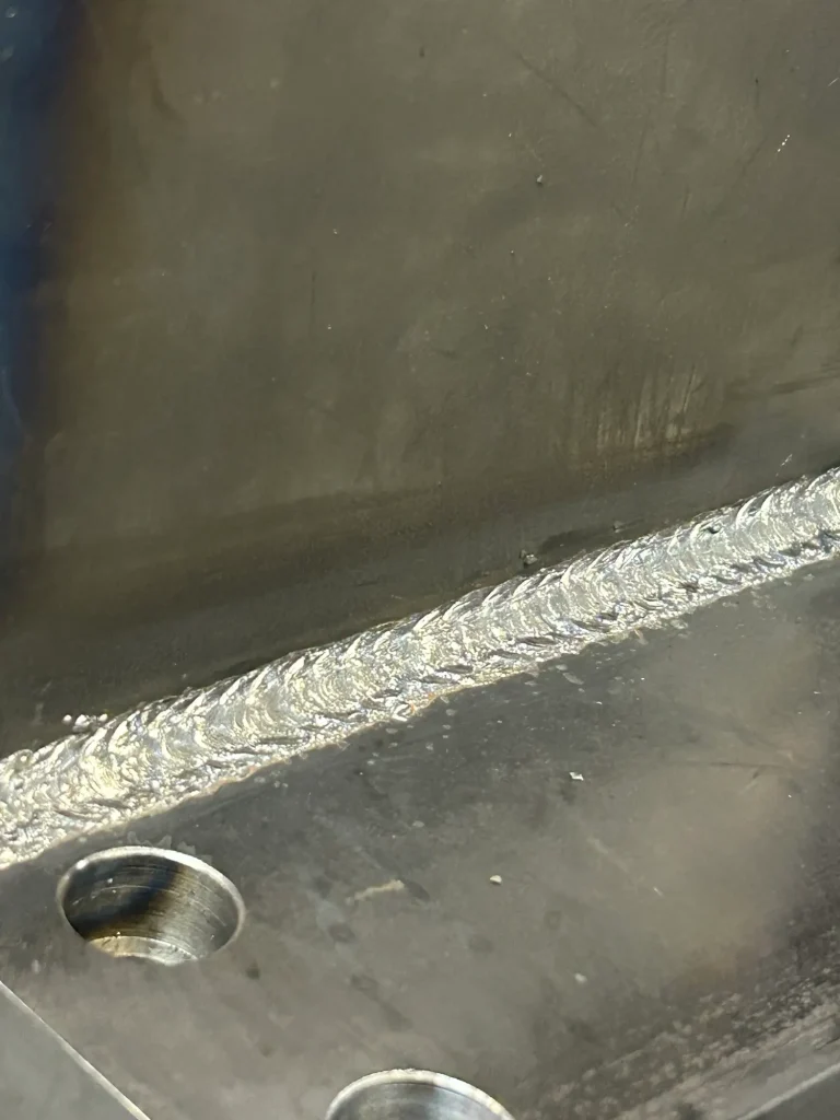 鉄を半自動溶接で溶接したビードの写真