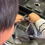 子供がボルトをつけている姿