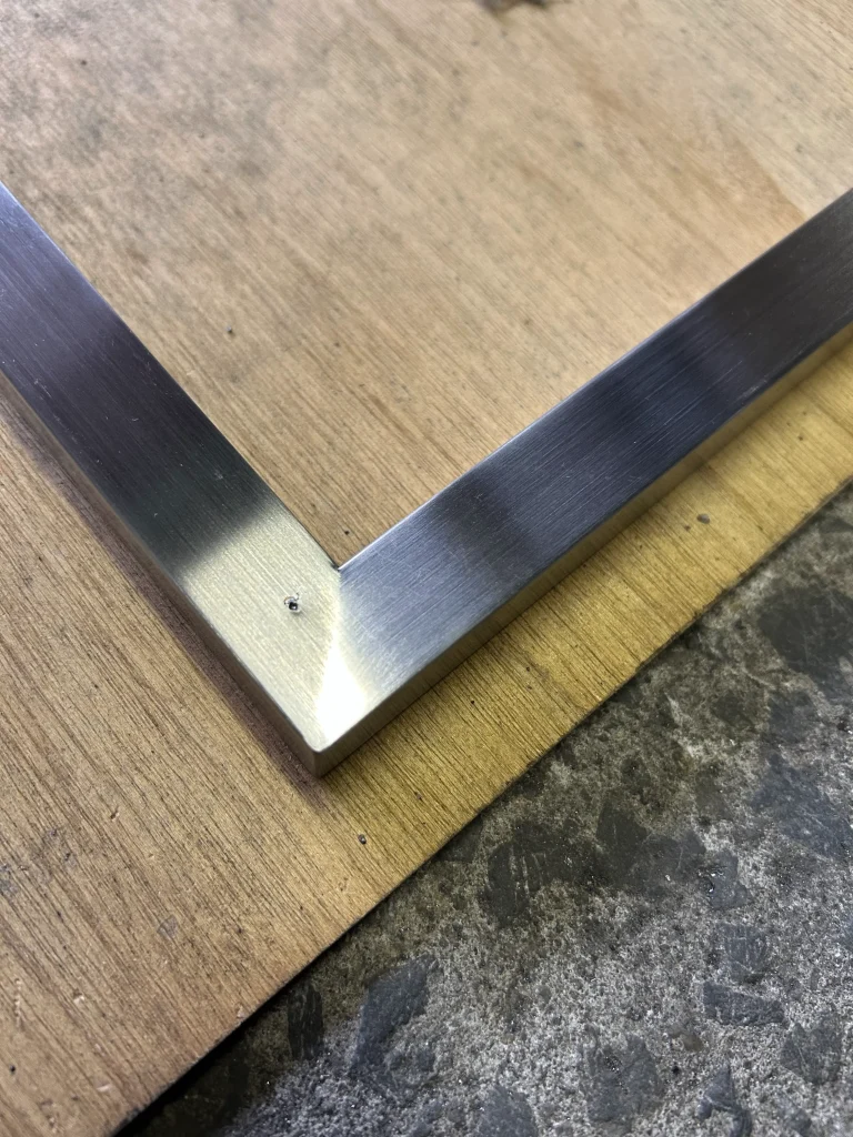 ポンチ打っている写真