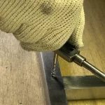 手動でタップを立てている写真