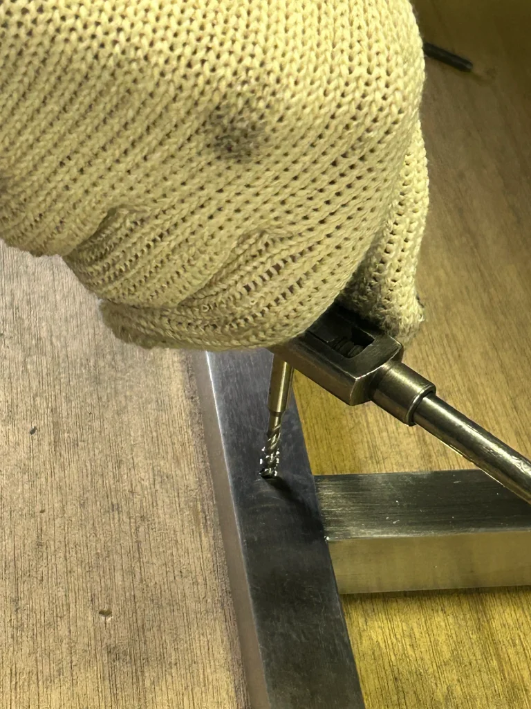 手動でタップを立てている写真