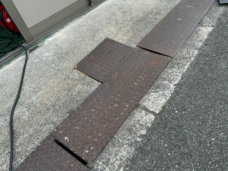 工場の側溝蓋を縞鋼板で製作｜現地採寸・現場溶接の事例
