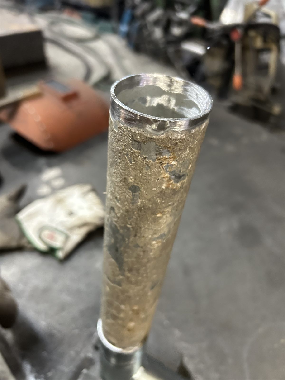 鉄パイプの溶接箇所周辺から汚れを除去した状態