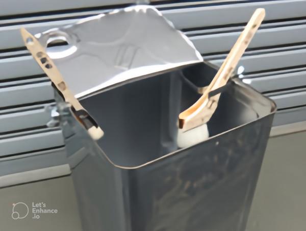 塗料缶に取り付けて刷毛を保持する自社製品「刷毛キャッチ」