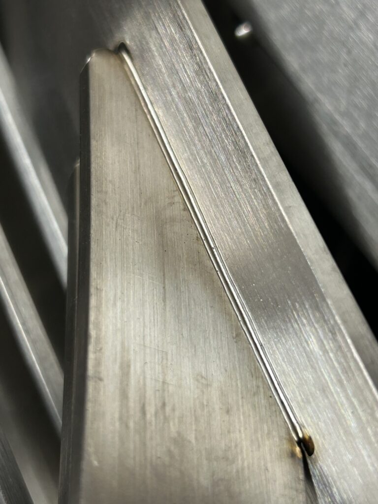 ステンレスを溶接して製作した建築金物