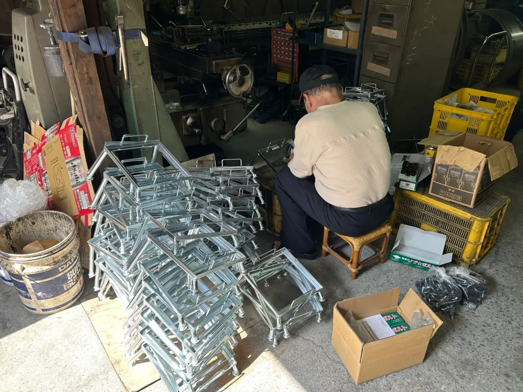 有限会社アラヤの工場で行う安定缶の組立作業