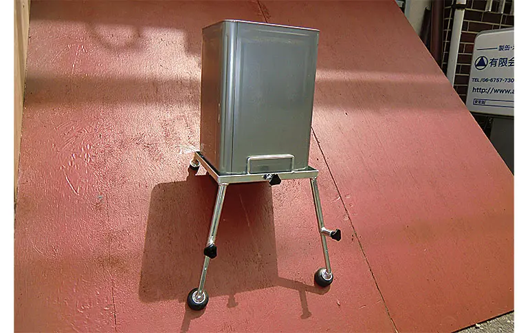 急勾配の屋根で使用する安定缶伸縮型